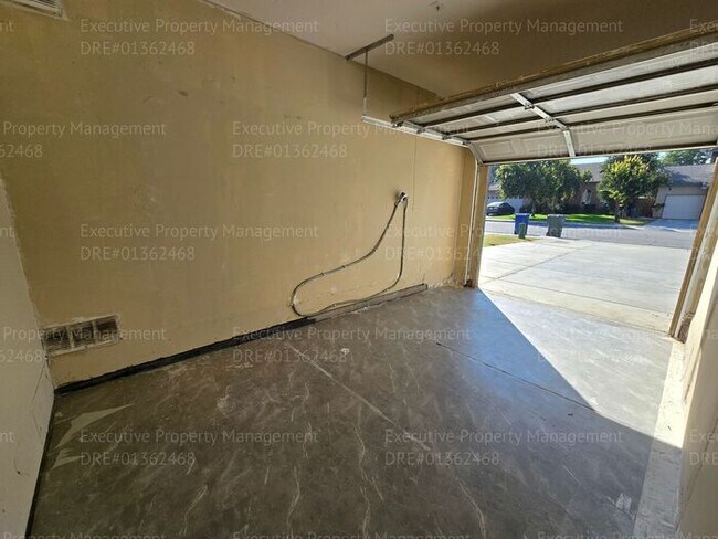 Building Photo - 3 bedroom/ 2.5 bathroom 2 story home.