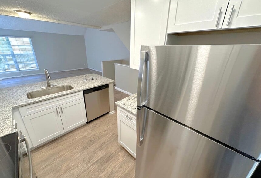 Building Photo - 1255 Ivanhoe Cir