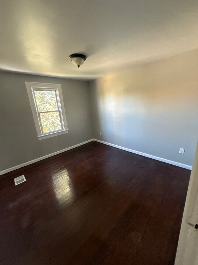 Building Photo - 4 Bedroom 2 Bath Home in Lincoln Park