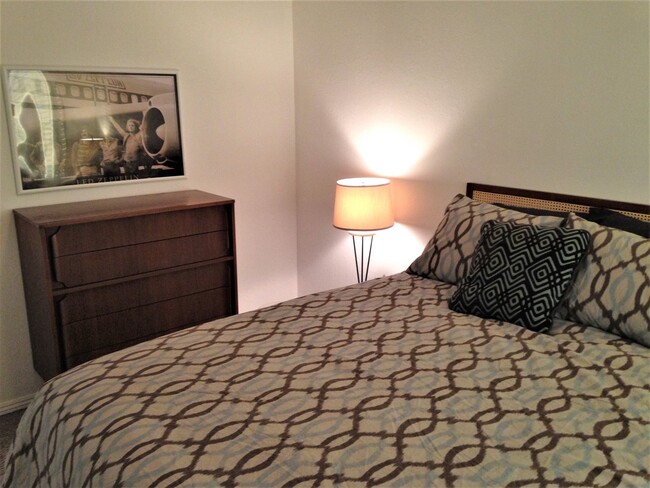 Building Photo - LOFT STYLE 2 Bed/1 Bath Near the Ocean ** ...