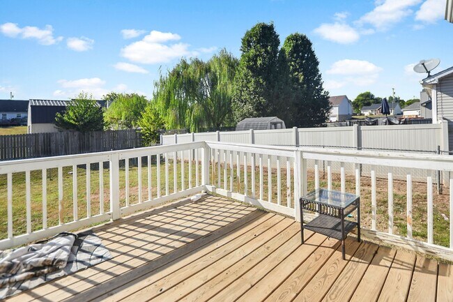 Building Photo - Pet Friendly Three Bedroom!
