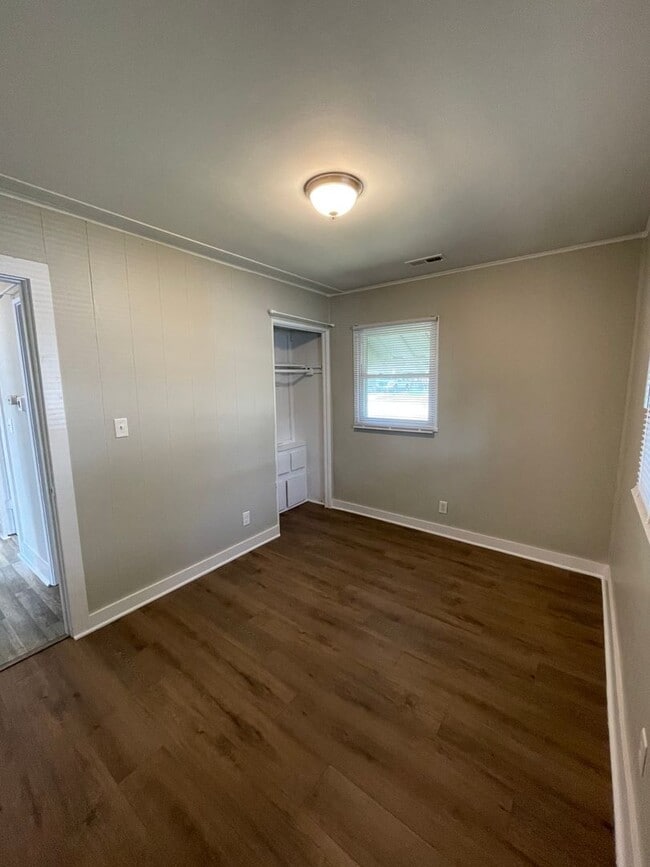 Building Photo - 3 Bedroom Home with Backyard and Garage!