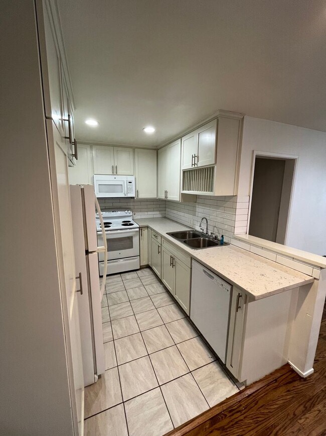 Building Photo - One bedroom condo with garage off Ocean Blvd.