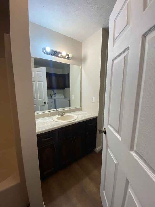 Building Photo - Cozy 3 Bedroom Home with a Bonus Room!