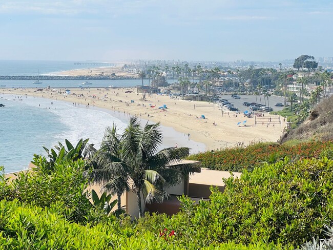 Building Photo - Corona Del Mar Studio 1 block from the Beach!