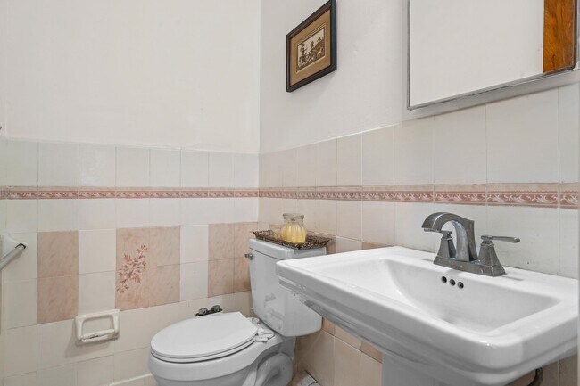 Building Photo - 27 Squire Ct