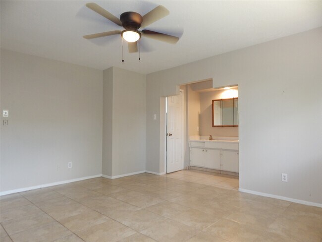 Building Photo - 11626 Sharpview Dr