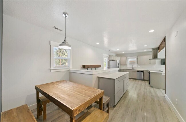Building Photo - Bright, Spacious Home in Prime Southeast B...