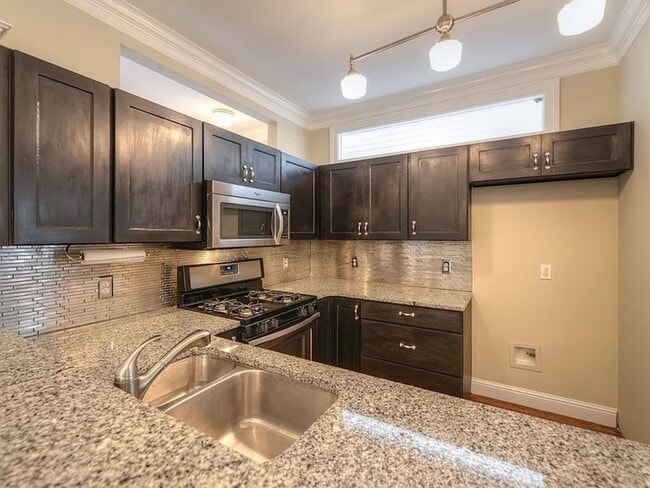 Building Photo - Harbor Town Home with Mother-In-Law Suite! All Major Appliances Included! Pets are welcome with o...