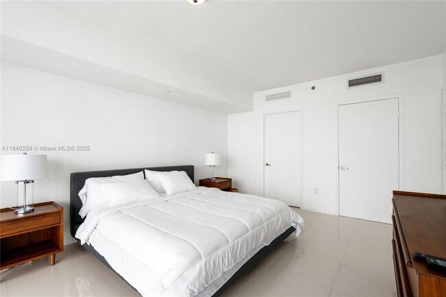 Building Photo - 495 Brickell Ave