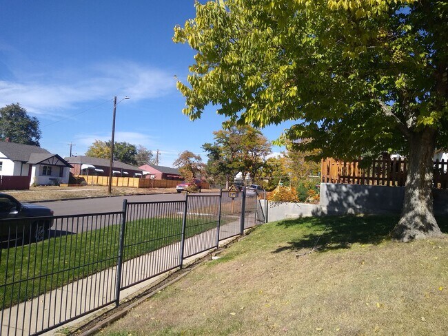 Building Photo - Mountain View 2 Bedroom 1 Bath Duplex on a Hill