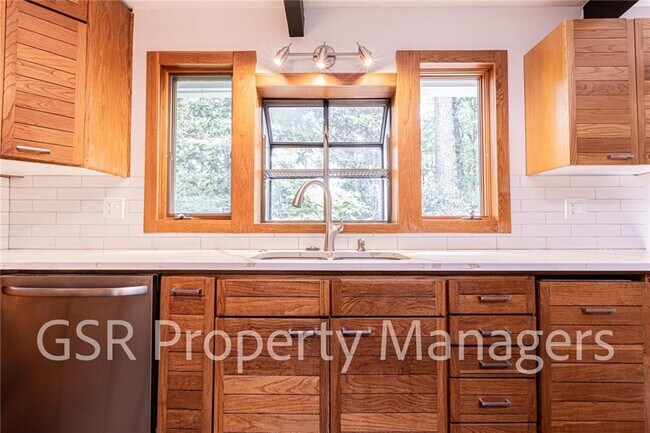 Building Photo - 2026 N Akin Dr NE