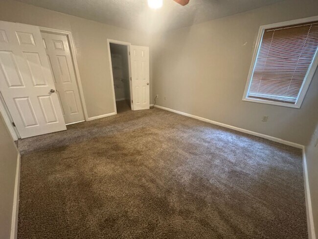 Building Photo - 106-110 Northwoods Dr