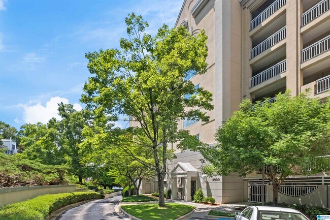 Building Photo - 2600 Arlington Ave S