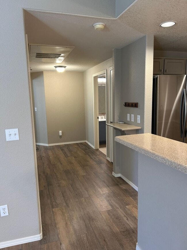 Building Photo - Charming Condo | 2 Bed / 2 Bath | Garage |...