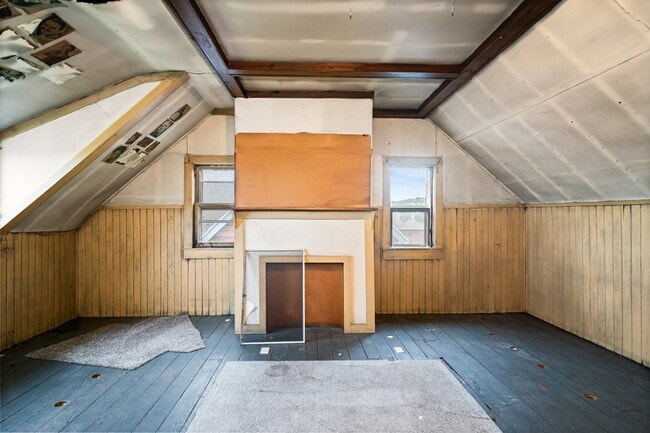 Building Photo - 1107 E 2nd St