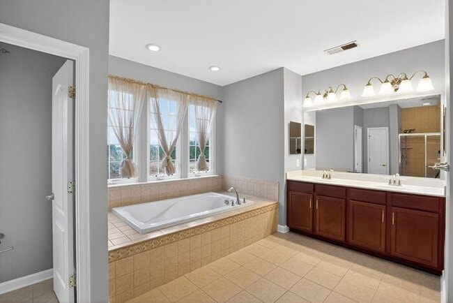 Building Photo - 2983 Devonfield Ave