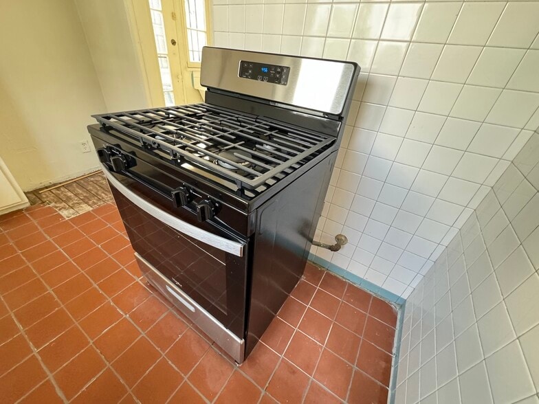 Building Photo - 422 S Detroit St