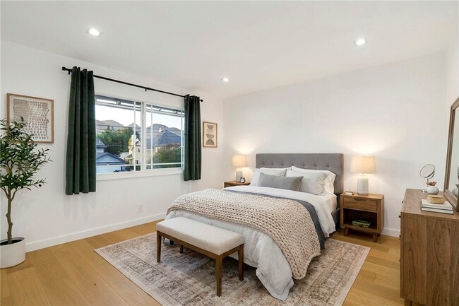 Building Photo - 9742 Farralone Ave