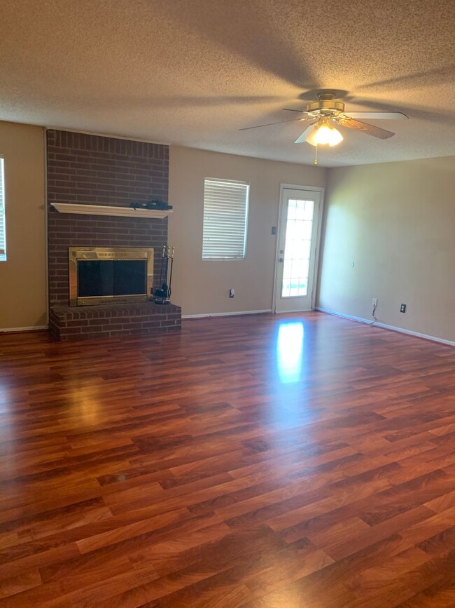 Building Photo - Spacious 3 bdrm 2 bath close to Ft. Hood &...