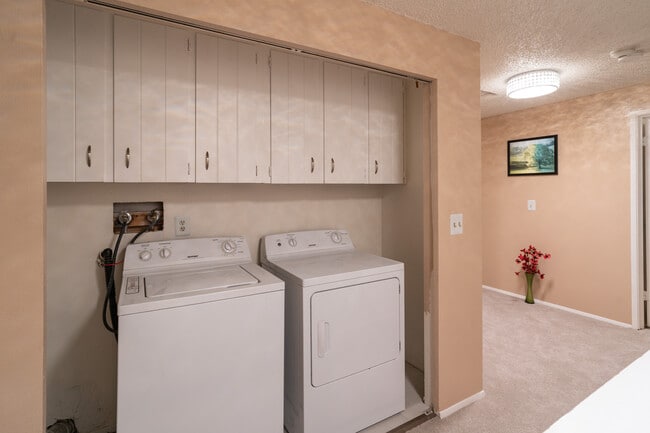 Building Photo - 1500 Lake Park Dr SW