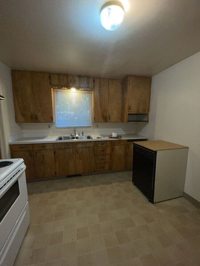 Building Photo - STUDENTS WELCOME! Campus West 5 Bed 2 Bath Ranch w/ Finished Basement