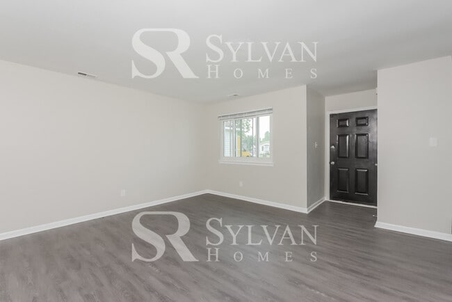 Building Photo - Enjoy living the good life in this 3 bedroom, 1 bathroom home