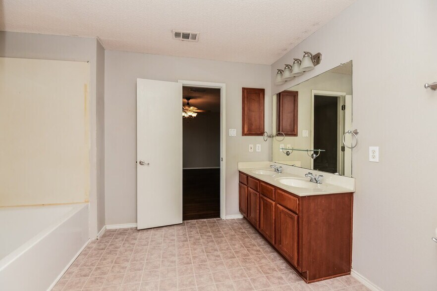 Building Photo - 3500 Bandera Ranch Rd