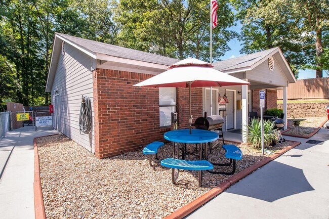 Building Photo - 1309 Country Oaks Dr