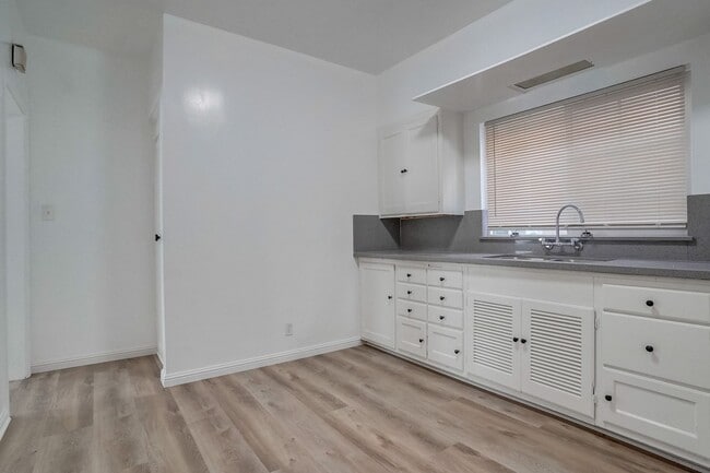 Building Photo - Beautifully Updated and Spacious 1B/1B in Belmont Shore!