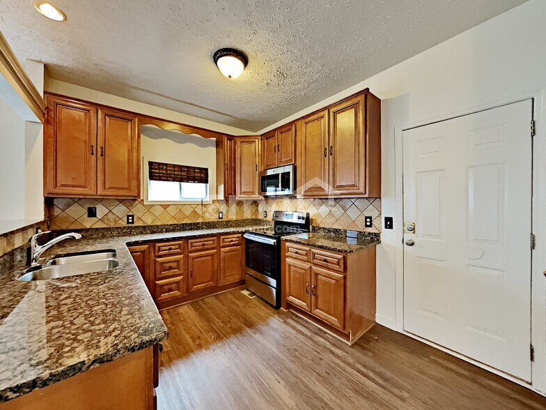 Building Photo - 2960 Riverbend Dr