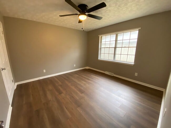Building Photo - 4 bedroom, 1-1/2 bathroom House in West Rome!