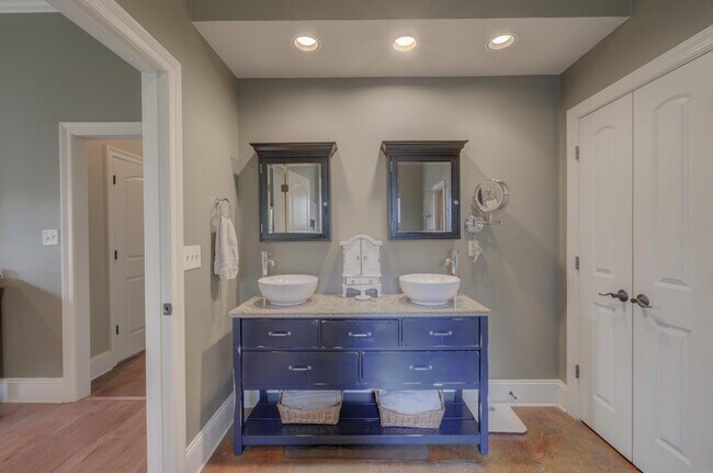 Building Photo - 3786 Rosedale Dr