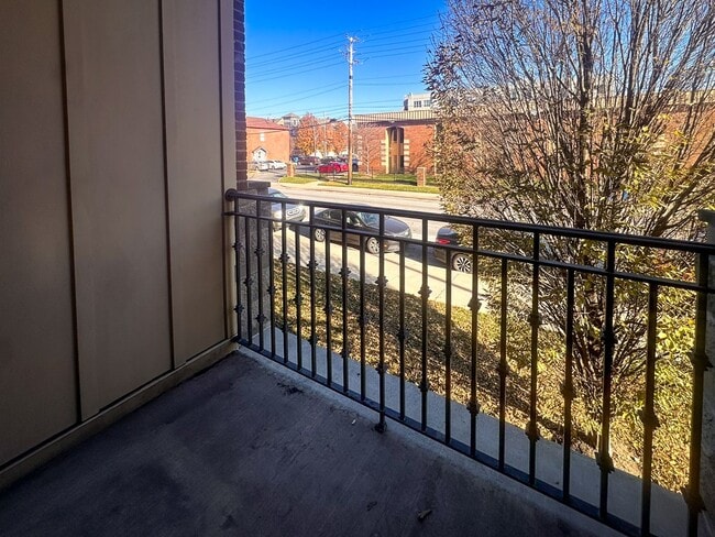 Building Photo - 450 E Ohio Unit 117