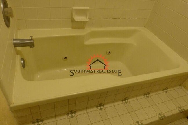 Building Photo - Lovely 3 bedroom 2 bathroom brick home wit...