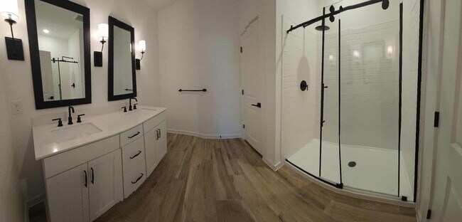 Building Photo - 8434 Bay Oaks Dr