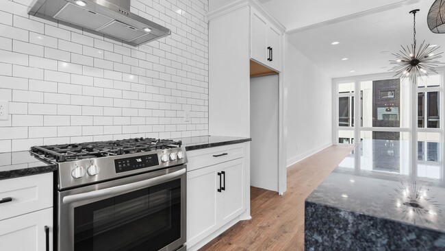 Building Photo - 910 Youngs Ln