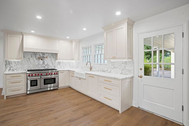 Building Photo - Elegant Fox Chapel 4-Bedroom, 3.5-Bath Home