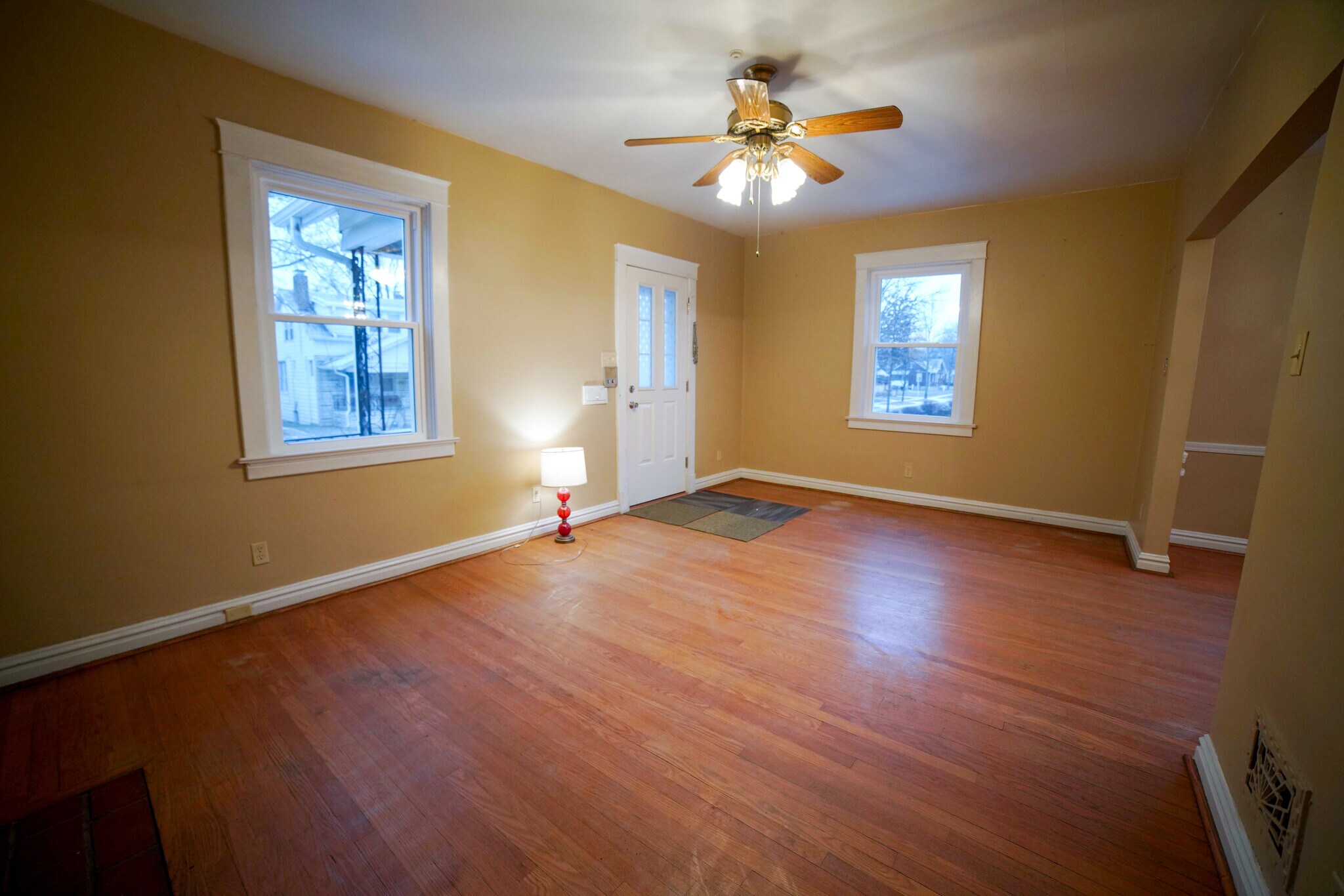 Good sized living room - 1101 Yale Ave