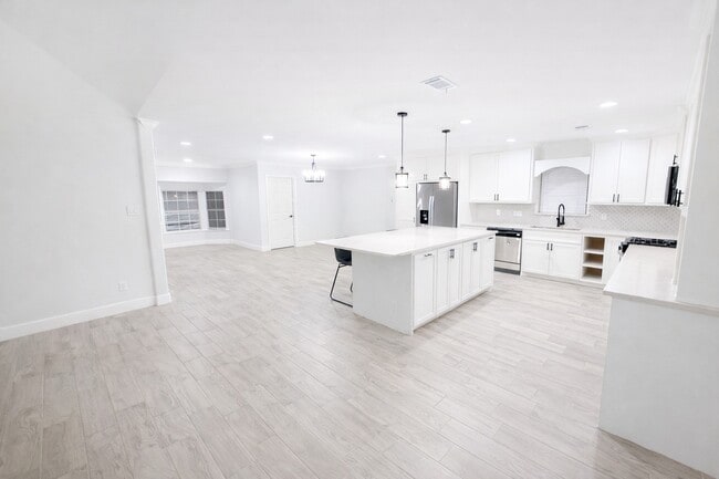 Building Photo - 313 Sycamore St