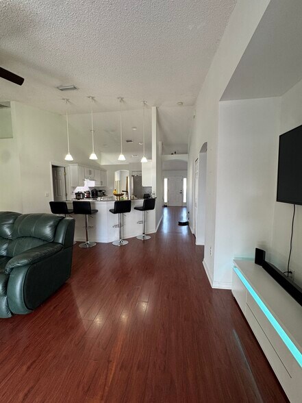 Building Photo - 10 Lloret Pl
