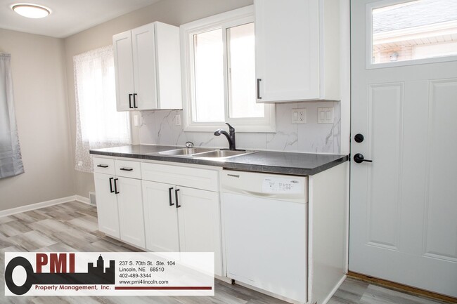 Building Photo - 820 S 38th St