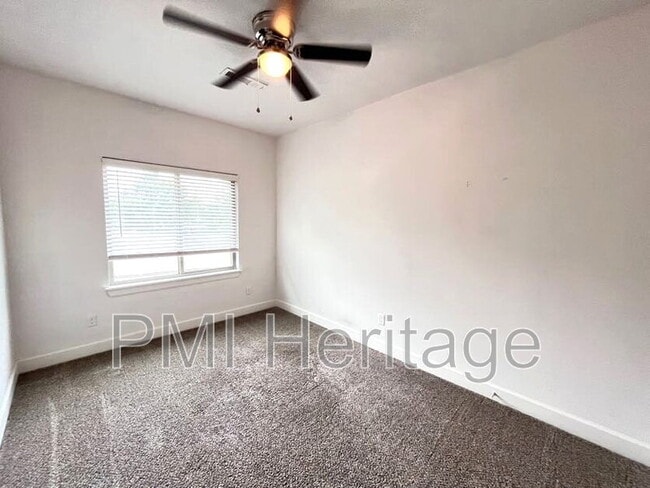 Building Photo - 418 NW Retreat Ln