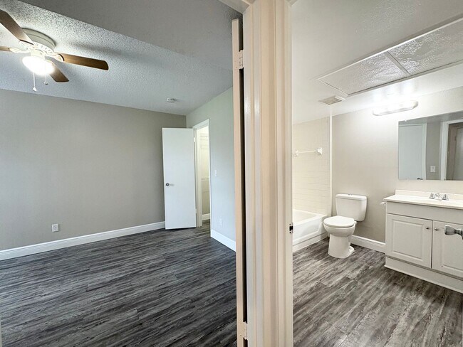 Building Photo - 2/1 Condo in Gated Lakefront Altamonte Com...