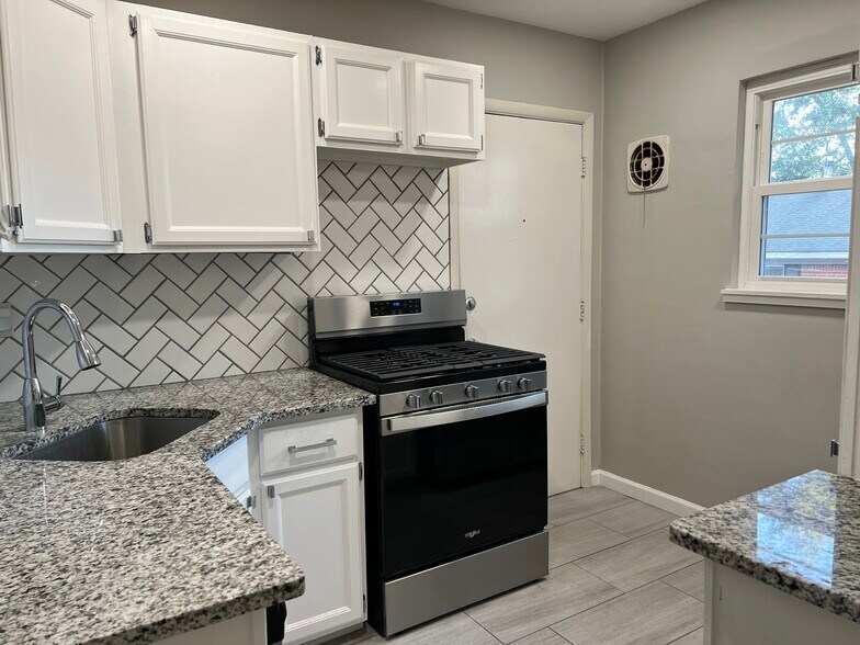 Kitchen. - 3660 Peachtree Rd NE