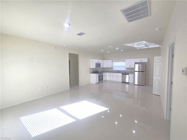 Building Photo - 324 Mangonia Ave