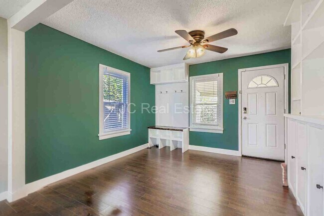 Building Photo - MOVE IN  SPECIAL