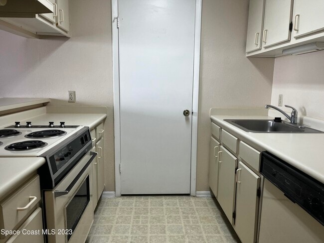 Building Photo - 225 S Tropical Trail