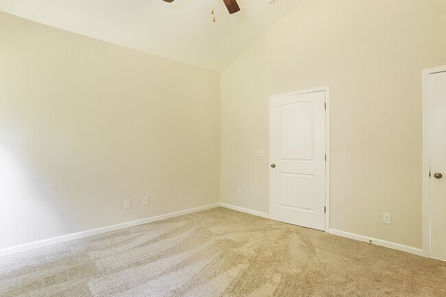 Building Photo - 467 Bainbridge Dr