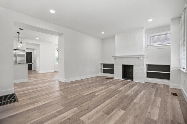 Building Photo - 852 Oakwood Ave
